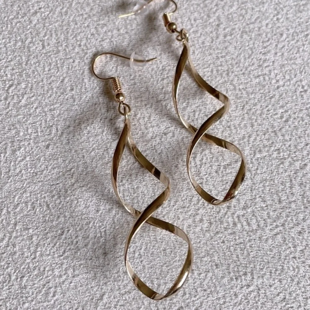 Spiral dangle earrings